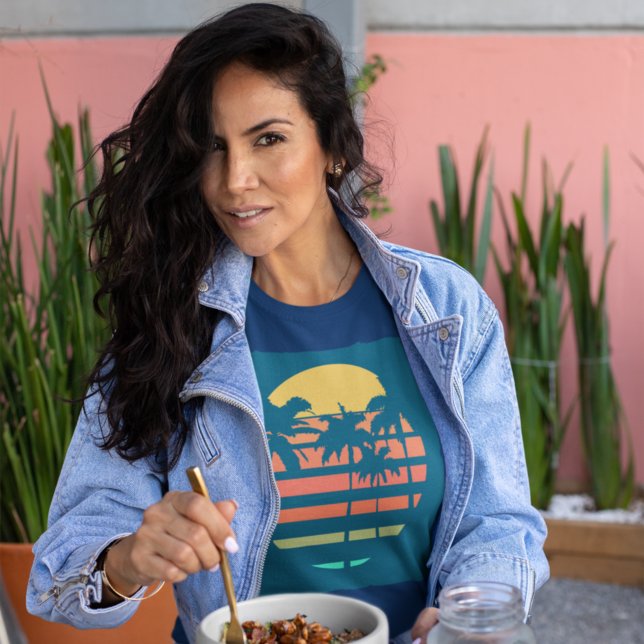 Retro Tropical Beach Sunset Palm Trep Unisex T-Shirt (Von Creator hochgeladen)