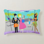 Retro Tropical Vacation Accent Pillow Dekokissen<br><div class="desc">Dieser Retro Tropical Vacation Accent Pillow verfügt über einen minimalistischen Cartoon, der von einem attraktiven Paar zeichne, das die Reise eines Lebens macht! Die moderne Szene aus der Mitte des Jahrhunderts ist Set in einem tropischen Flughafen. Herr und Frau Tourist stellen sich vor dem Boden zu Deckenglaswänden. Schließlich wollte sie,...</div>