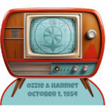 Retro TV Foto Skulptur Rahmen<br><div class="desc">Fügen Sie Ihre eigene Fotografie und Bildunterschrift zu diesem Retro-Futuristic TV Foto Sculpture Picture Frame hinzu! Klicken Sie einfach auf die Schaltfläche "Diese Vorlage personalisieren" oben,  um die Beschriftung zu ändern und Ihr Foto hochzuladen. Wie auf Zauberhand erscheint auch Ihr Foto im Fernseher.</div>