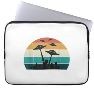 Retro UFO Attack Sunset - Cooler Vintager Flying S Laptopschutzhülle
