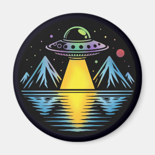 Retro-UFO in den Bergen, das sich im Wasser spiege Magnet