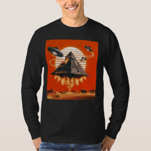 Retro UFO und Pyramide in Wüste Vintage Sci-Fi Ali T-Shirt