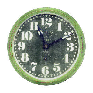 Retro-Uhr im Vintage-Look, rostig, grün, alte Zeit Schneidebrett