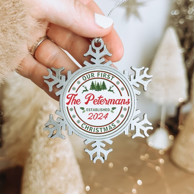 Retro Unser erster Verheirateter Weihnachtsname Schneeflocken Zinn-Ornament (Retro Our First Christmas Weddings custom married name 2024 pewter snowflake ornament newlywed gift)