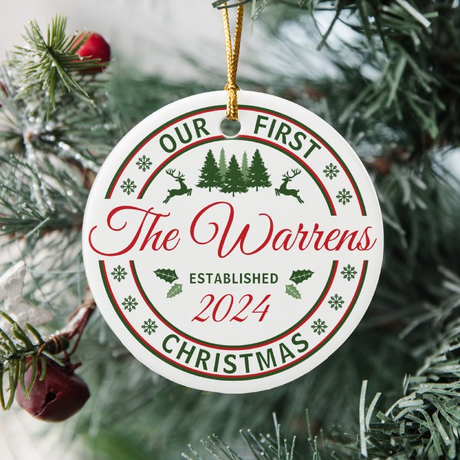 Retro Unsere ersten Weihnachtsfeiern Verheirateter Keramik Ornament (Personalized married last name Our First Christmas as Mr & Mrs red and green retro holiday ornament)