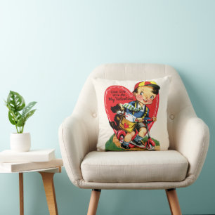 Retro Valentinstag, Vintager Junge auf einem Scoot Kissen