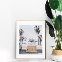 Retro Van mit Surfbrettern auf einem Küstenposter