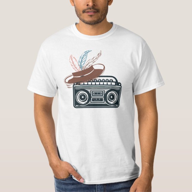 "Retro Vibes: Boombox & Feathered Hat" T-Shirt (Vorderseite)