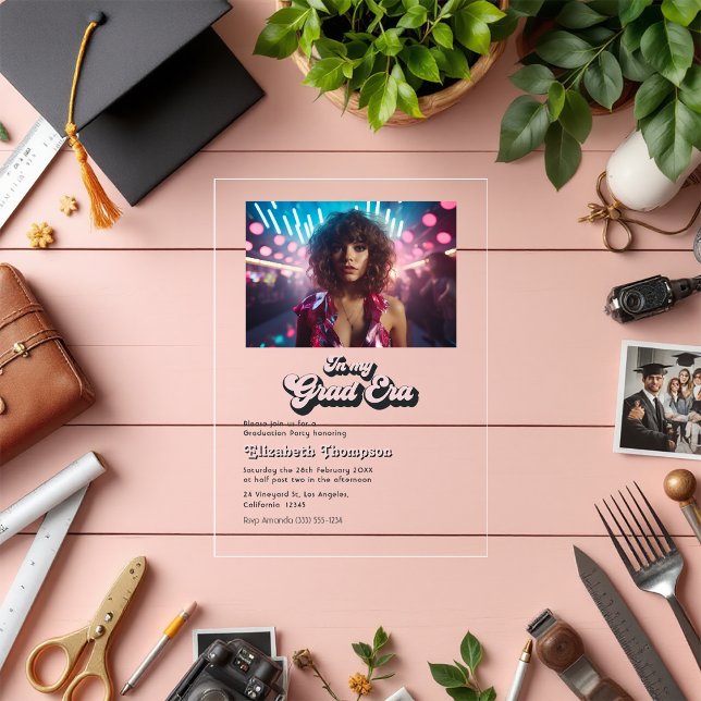 Retro Vibes Trendy in meiner Graduiertenparty Acryleinladungen (Retro Vibes Trendy In My Grad Era Graduation Party Acrylic Invitations)