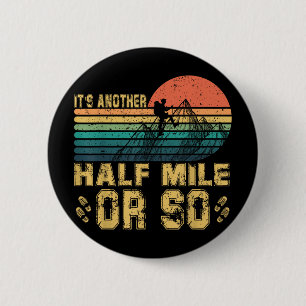 Retro Vintage Es Ist Noch Eine Halbe Meile Oder So Button