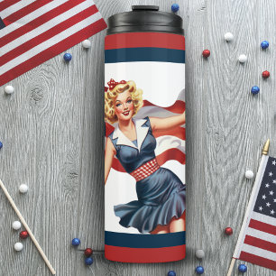 Retro-Vintage-patriotisches Mädchen mit amerikanis Thermosbecher