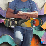 Retro Vintager Sonnenuntergang Mitte des Jahrhunde Skateboard<br><div class="desc">Tauchen Sie ein in die ruhige Schönheit eines Retro-Sonnenuntergangs in den Berg mit diesem Mitte des Jahrhunderts inspirierten Skateboard-Design. Mit stilisierten Kiefernbäumen, felsigen Gipfeln und einem fließenden Fluss unter einer strahlenden orangefarbenen Sonne bringt dieses Brett ein nostalgisches Reiseplakat zum Leben. Die kühnen aquamarinen, verbrannten Orangen- und Holzkohletöne spiegeln den abenteuerlichen...</div>
