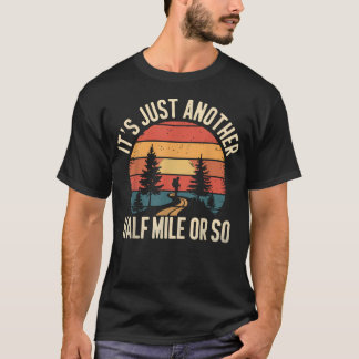 Retro Wandern Lustig Es Ist Nur Ein Halber Kilomet T-Shirt