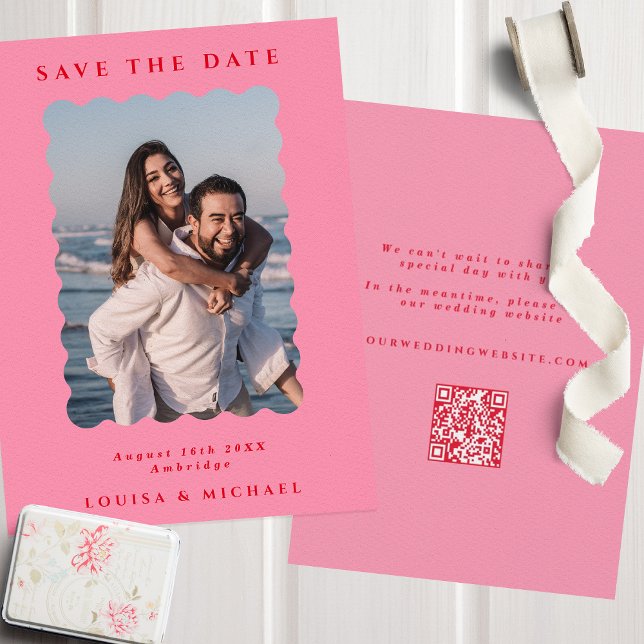 Retro Wavy Foto & QR Code Rosa & Red Wedding Save The Date (Von Creator hochgeladen)