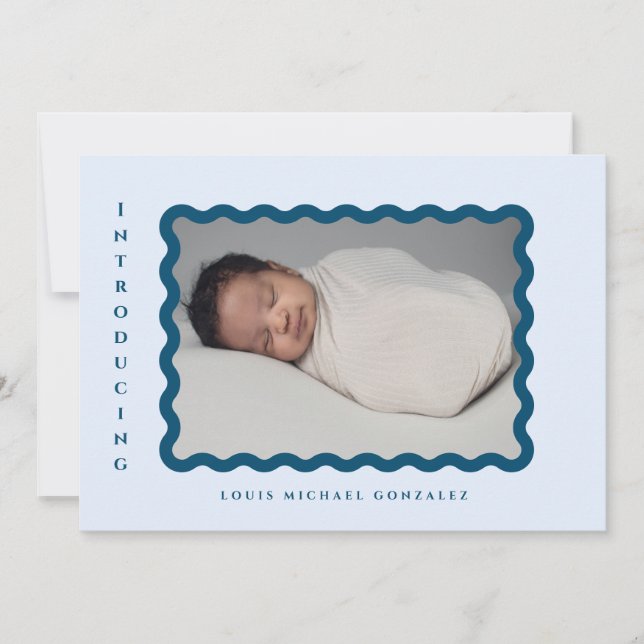 Retro Wavy Frame Foto Blue Birth Ankündigung (Vorderseite)