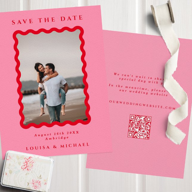 Retro Wavy Frame Foto Rot & Rosa QR Code Wedding Save The Date (Von Creator hochgeladen)