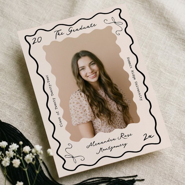 Retro Wavy Hand Drawn Bow Grad Photo Graduation Ankündigung (Retro Wavy Hand Drawn Bow Grad Photo Graduation Announcement)