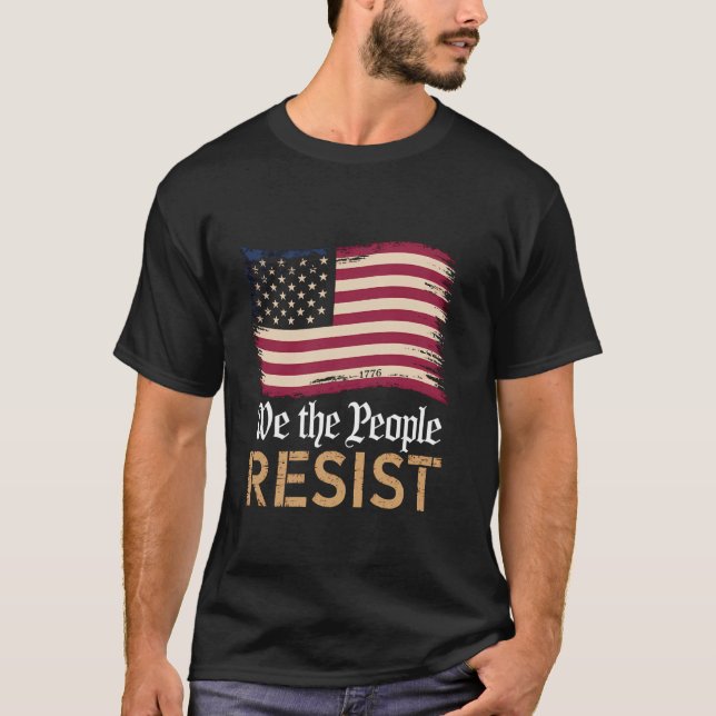 Retro We The People Resist Political US Flag Men W T-Shirt (Vorderseite)
