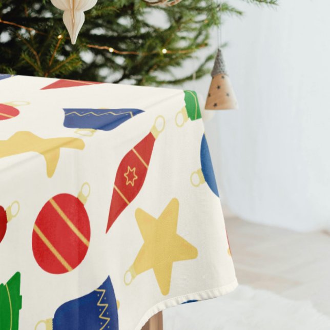 Retro Weihnachtsbaumschmuck Tischdecke (Beige retro Christmas tablecloth with vintage red, blue, gold and green Christmas ornaments)