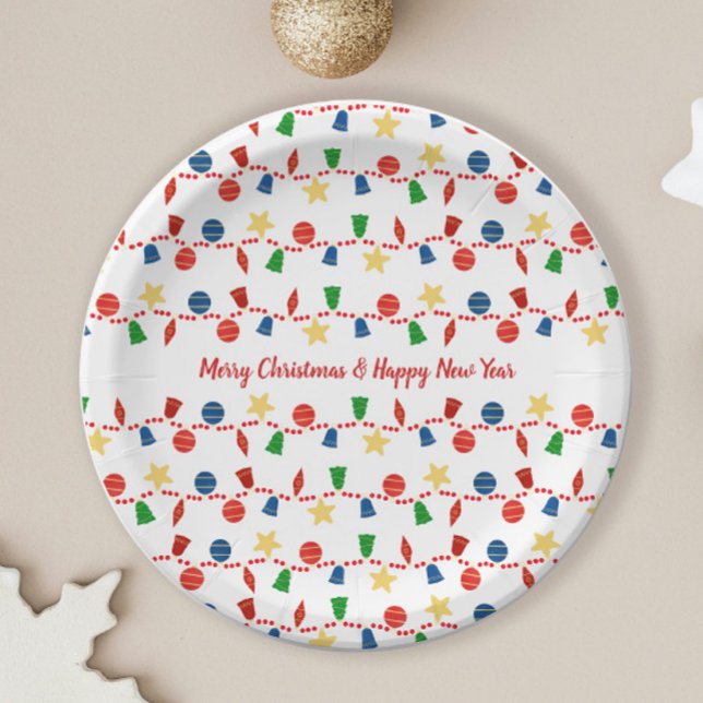 Retro Weihnachtsschmuck mit roter Garage Pappteller (Cute retro Christmas plate with vintage Christmas ornaments and red beaded garland)