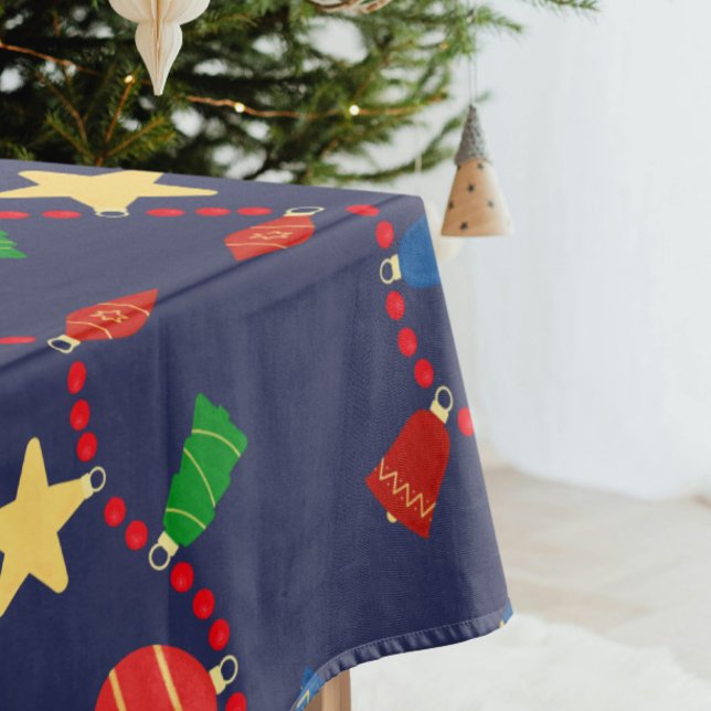 Retro Weihnachtsschmuck und Garagenflotte Tischdecke (Navy blue retro Christmas tablecloth with vintage red, blue, gold and green Christmas ornaments )
