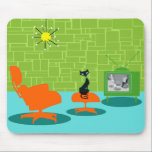 Retro Weltraumzeitalter-Miezekatze Mousepad<br><div class="desc">Es wird gesagt, dass Hunde Eigentümer haben und Katzen Personal haben. Das katzenartige auf dieser Retro Weltraumzeitalter-Miezekatze Mousepad konnte nicht mehr zustimmen! Die Sechzigerjahre Art, unbedeutende KunstAusrüstungsbeschreibungen eine glatte, schwarze Katze in einem modernen Wohnzimmer der Mitte des Jahrhunderts. Der hoch entwickelte Raum kennzeichnet vorstehend ein Grün, Steinwand. Der Teppich ist...</div>