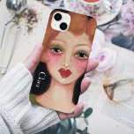 Retro Whimsical Boho Vintage Inspirierte Art Name Case-Mate iPhone 14 Plus Hülle<br><div class="desc">Dieses Gemälde wurde durch die Illustrationen in Vintagen Make-up-Werbungen aus den 1940er Jahren inspiriert. Dieser schöne rote Kopf mit fett roten Lippen ist auf samtig schwarzem Hintergrund und trägt ein olivgrünes Shirt, um die weiche Farbpalette zu ergänzen und verleiht sich zu einem boho Retro-Flair! Es bietet einen Ort, um Ihren...</div>