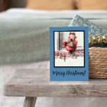 Retro Winter Baby Boy Steps Gerahmte Weihnachten<br><div class="desc">Diese Vintage Themed Retro Weihnachten Weihnachten Schwarz Titel,  Blue Background und White Snow Holiday Postcard mit Baby Boy sitzt draußen auf Stufen in roten Overalls mit Weihnachten Gruß "Frohe Weihnachten" wird perfekt für Ihren Urlaub Gruß. In meinem Zazzle-Shop finden Sie auch andere Designs in diesem Stil.</div>