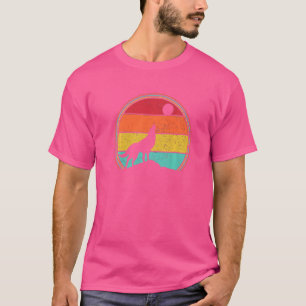 Retro Wolf heult auf dem Mond T-Shirt