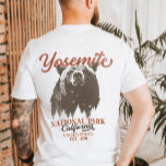 Retro Yosemite Nationalpark California T-Shirt<br><div class="desc">Sind Sie bereit für Ihr nächstes Outdoor-Abenteuer? Der Yosemite Nationalpark T - Shirt ist eine ideale Wahl. Mit einem kühnen schwarzen Bär und einer landschaftlichen Waldlandschaft inspiriere Ihnen dieses Shirt, die Natur zu erforschen und zu umarmen. Entfesseln Sie Ihren inneren Entdecker und verpassen Sie nicht die Gelegenheit, die Wildnis in...</div>