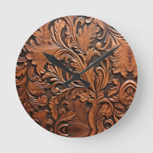 Retrobraune Wanduhr aus getriebenem Leder.