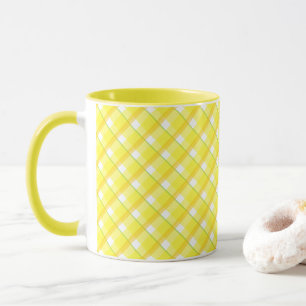 Retrogelbe Kaffeetasse mit weißem Karo-Streifen-Mu