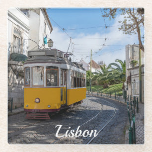 Retrogelbe Straßenbahn auf einer Straße in Lissabo Glasuntersetzer