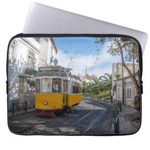 Retrogelbe Straßenbahn auf einer Straße in Lissabo Laptopschutzhülle