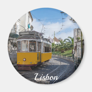 Retrogelbe Straßenbahn auf einer Straße in Lissabo Magnet