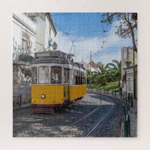 Retrogelbe Straßenbahn auf einer Straße in Lissabo Puzzle