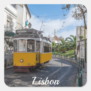 Retrogelbe Straßenbahn auf einer Straße in Lissabo Quadratischer Aufkleber