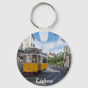 Retrogelbe Straßenbahn auf einer Straße in Lissabo Schlüsselanhänger