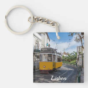 Retrogelbe Straßenbahn auf einer Straße in Lissabo Schlüsselanhänger