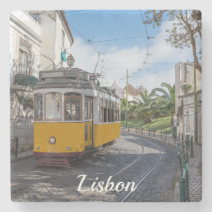Retrogelbe Straßenbahn auf einer Straße in Lissabo Steinuntersetzer