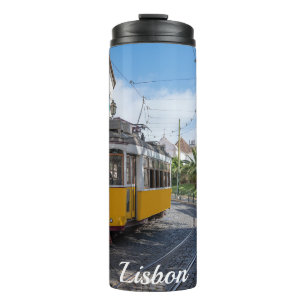 Retrogelbe Straßenbahn auf einer Straße in Lissabo Thermosbecher