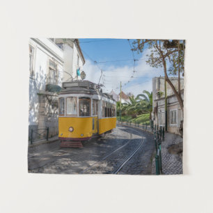 Retrogelbe Straßenbahn auf einer Straße in Lissabo Wandteppich
