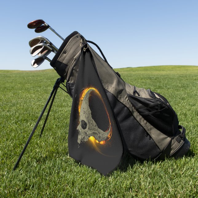 Retromond Toter Brennschädel im Feuer Golfhandtuch (Gras)