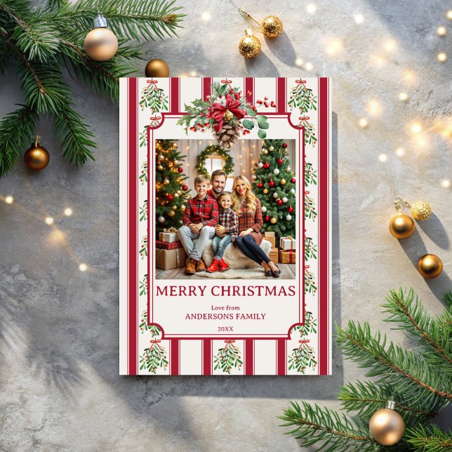 Retrostreifen mit Kiefernbogen-Foto Feiertagskarte (Christmas red retro stripes pine bow photo holiday cards template one photo elegant cards)