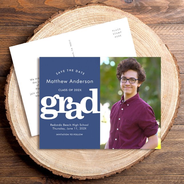 Rett Datum Abschluss Foto fett Typografie auf Mari Einladungspostkarte (Von Creator hochgeladen)