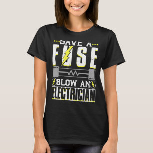 Rett einer Sicherung und eines Elektrikers T-Shirt