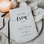 Rett unseren neuen Termin Hochzeitaufschub Save The Date<br><div class="desc">Müssen Sie Ihre Hochzeit verschieben oder verschieben? Lass den Gästen mit diesen eleganten Karten in Schwarz und Weiß. Design-Features "rett unser neues Datum" an der Spitze mit Ihrem neuen Hochzeitstag und Hochzeitswebsite unten.</div>