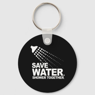 RETTEN SIE WASSER. DUSCHE ZUSAMMEN. T - Shirt Schlüsselanhänger