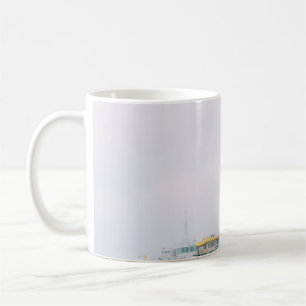 RETTUNGSPOSTEN AM UFER UNTER WEISSEM HIMMEL KAFFEETASSE