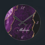 Retuschieruhr aus Gold und lila agate Monogramm Runde Wanduhr<br><div class="desc">Eine elegante Mischung aus Schrift mit einem personalisierten Monogramm auf Gold und lila agate Hintergrund.</div>